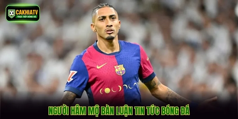 Người hâm mộ bàn luận tin tức bóng đá